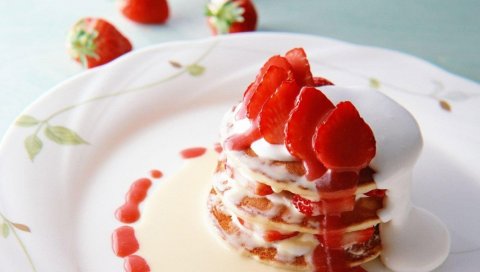 блины, сгущенное молоко, клубнику