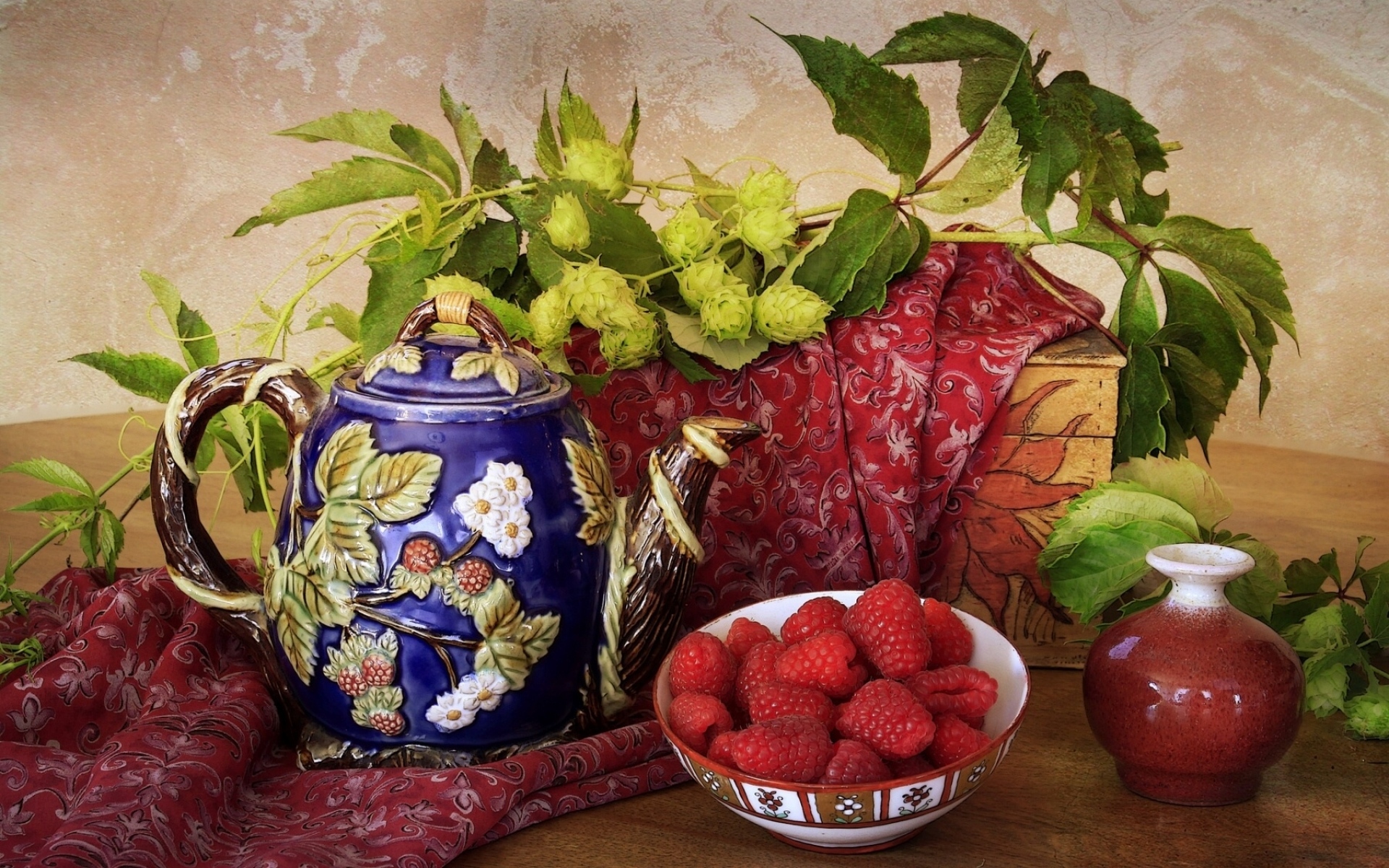 Картинки Ягоды, малина, хмель, чай, ваза, натюрморт фото и обои на рабочий стол