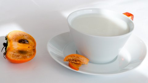 Молоко, хурма, чашка, нарезанная