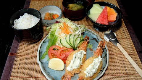 Креветки, травы, овощи, мясо