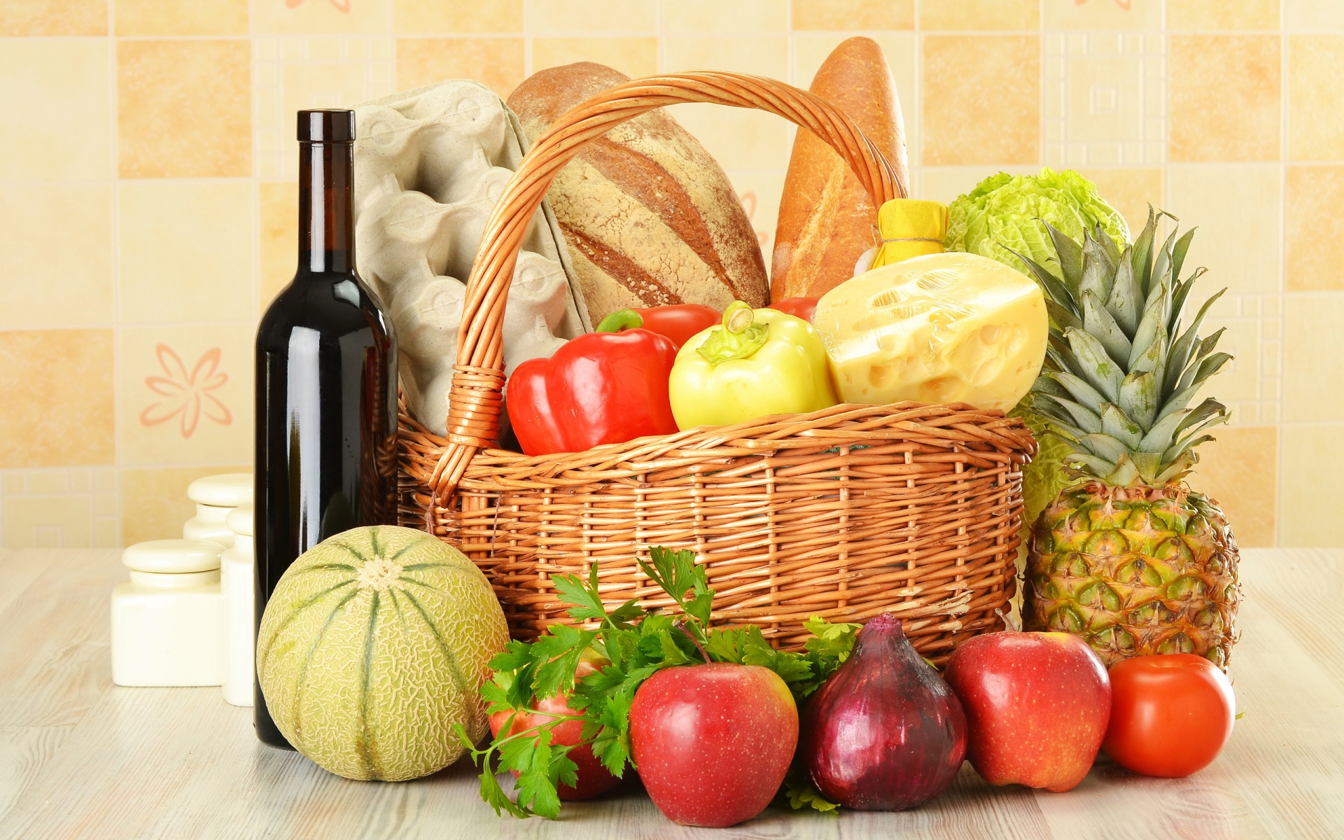 овощи и фрукты на кухонном столе