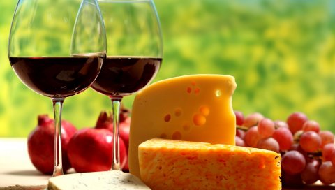 Сыр, вино, бокалы, виноград, гранаты