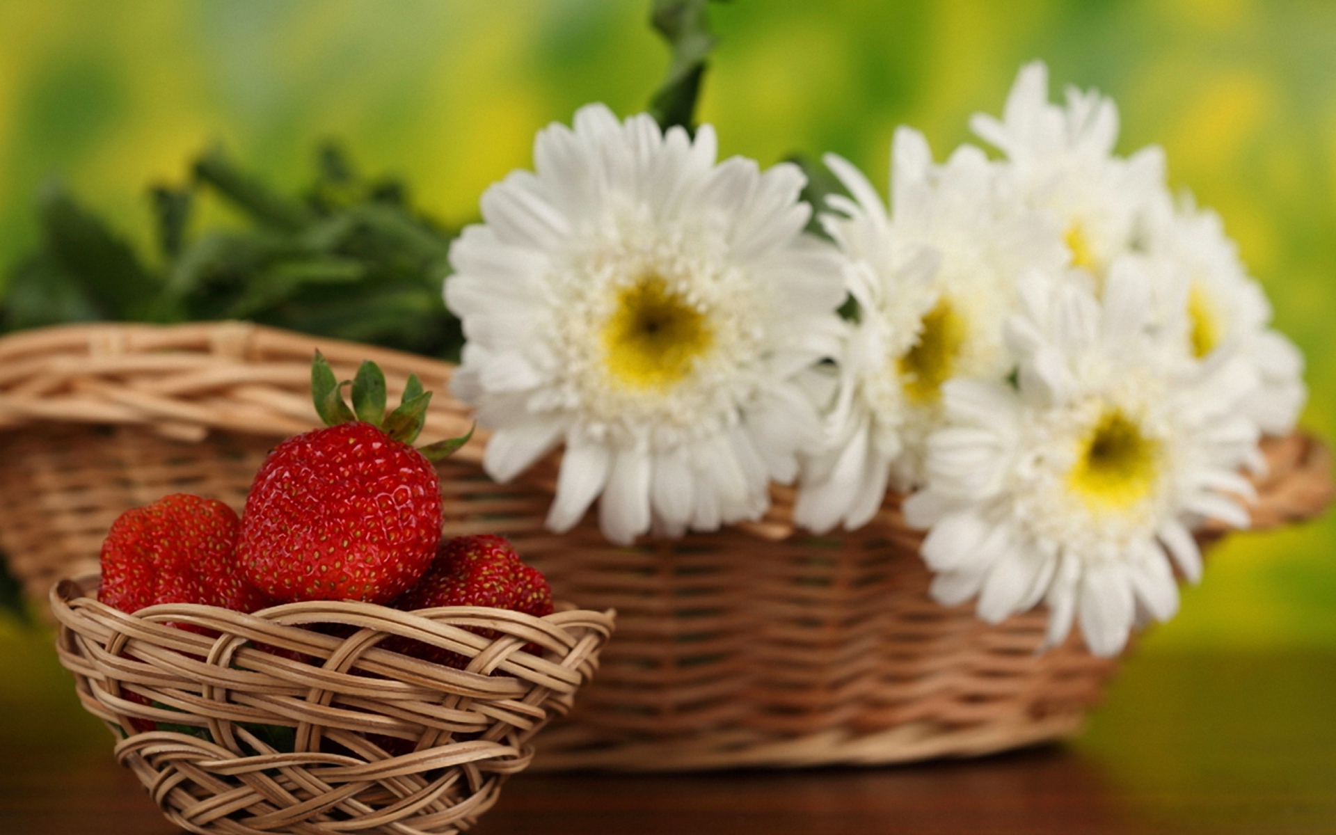 Картинки Клубника, цветы, корзина, ягоды фото и обои на рабочий стол