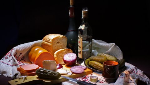 Хлеб, соленья, колбасы, напитки