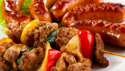 Колбасы, шашлыки, овощи, вкусные