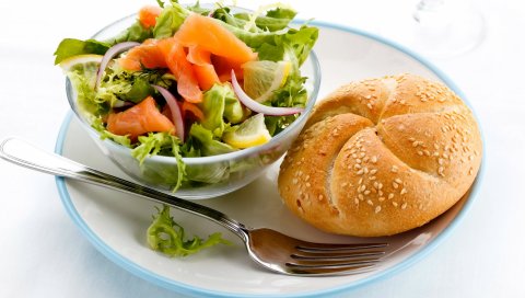 Салат, овощи, булочка