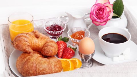 Завтрак, кофе, яйца, круассаны