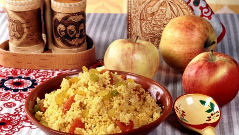 Каша, солонка, яблоки, тарелки, ложки