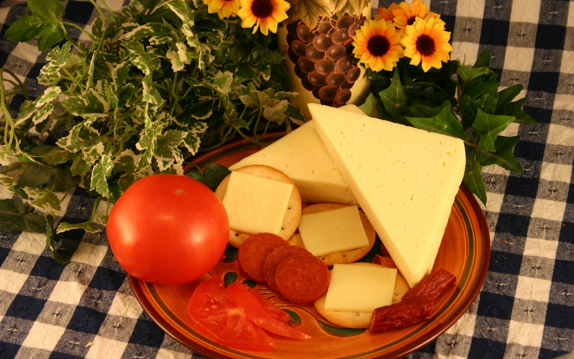 Картинки Клубника, ягоды, корзина, разбросанные фото и обои на рабочий стол