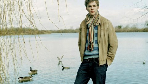 Nicholas hoult, актер, парень, пруд, река, деревья