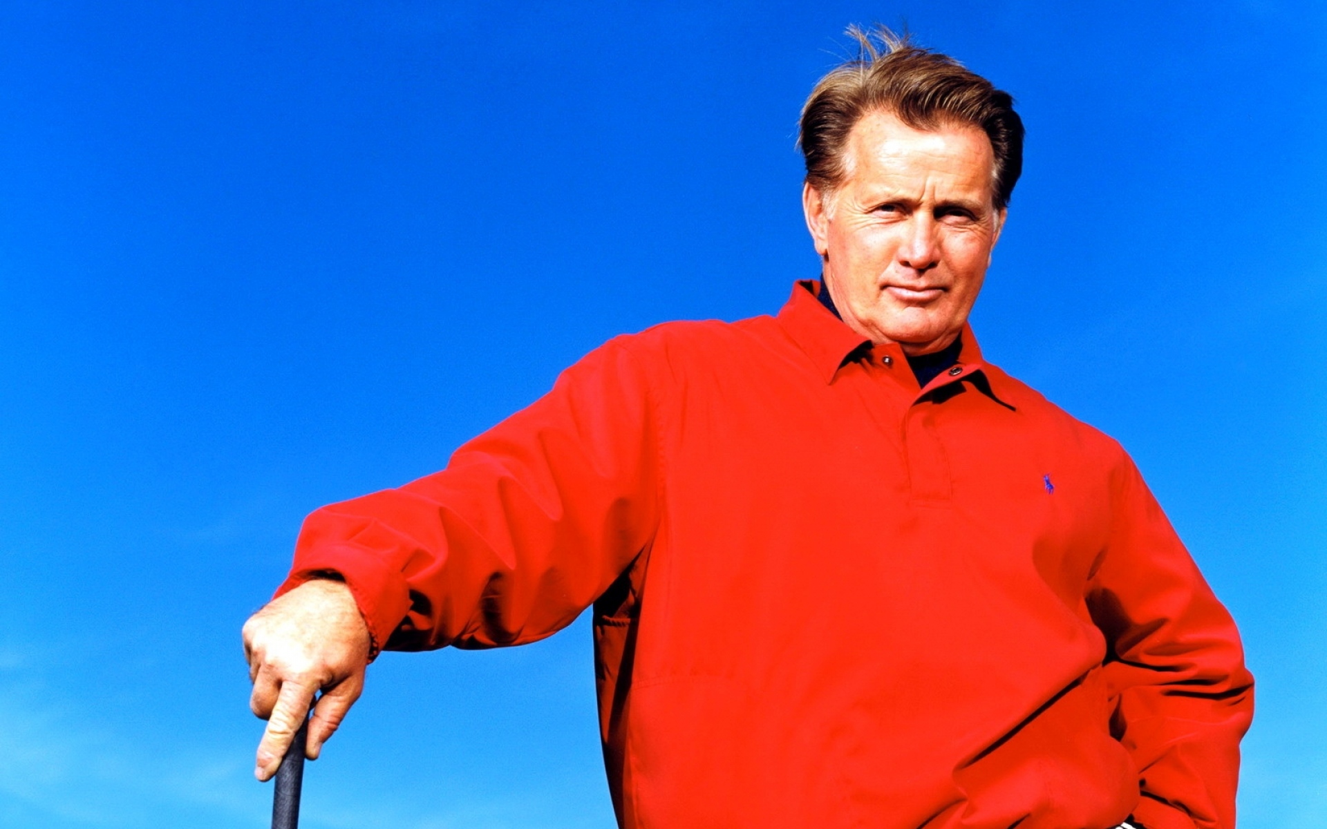 Картинки Martin sheen, небо, осанка, ходьба, палка фото и обои на рабочий стол