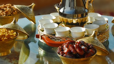 Чай, сухофрукты, орехи, изюм, завтрак