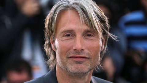 Mads mikkelsen, улыбка, мужчина, взгляд, седой