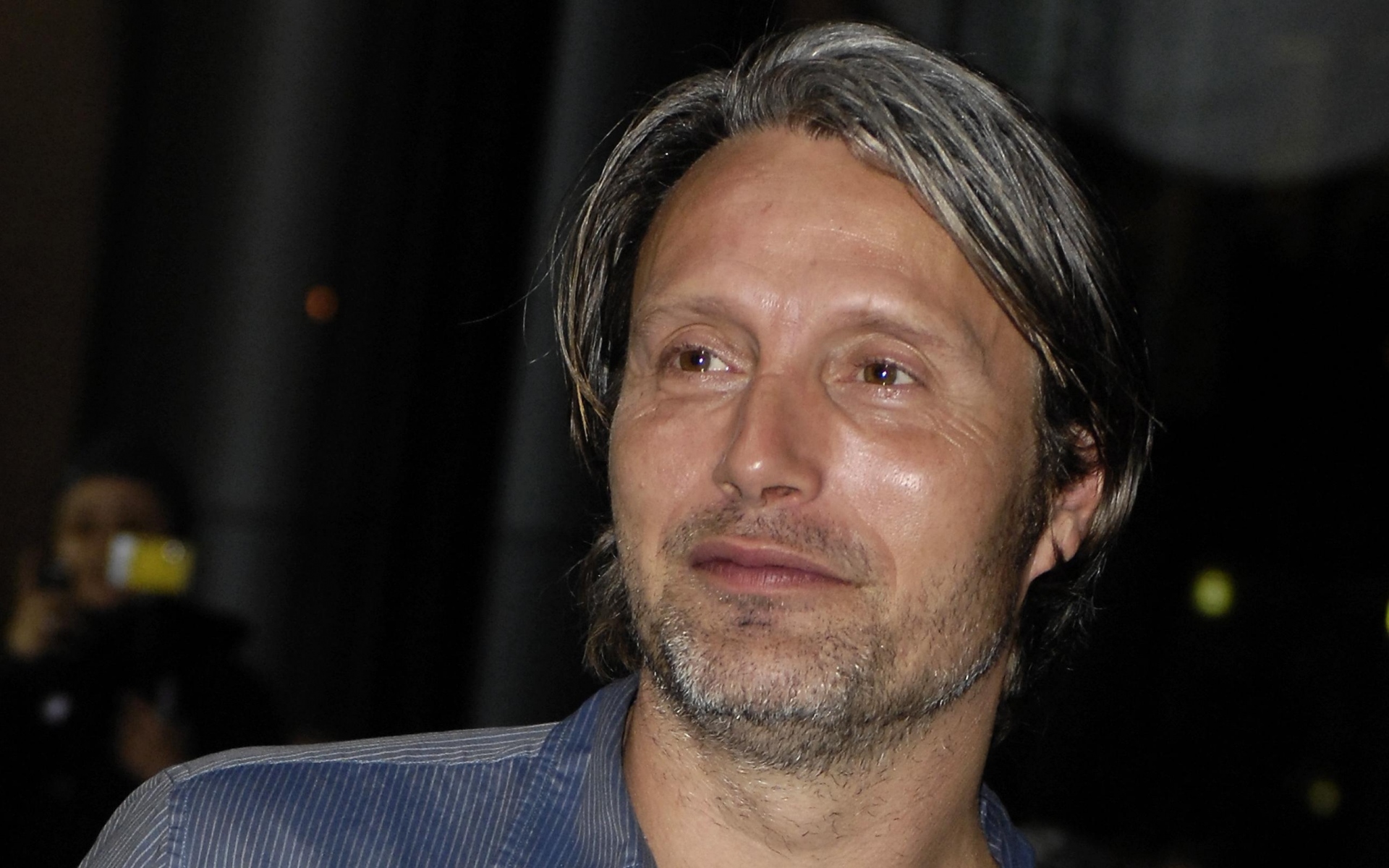 Картинки Mads mikkelsen, седой, взгляд, мужчина фото и обои на рабочий стол