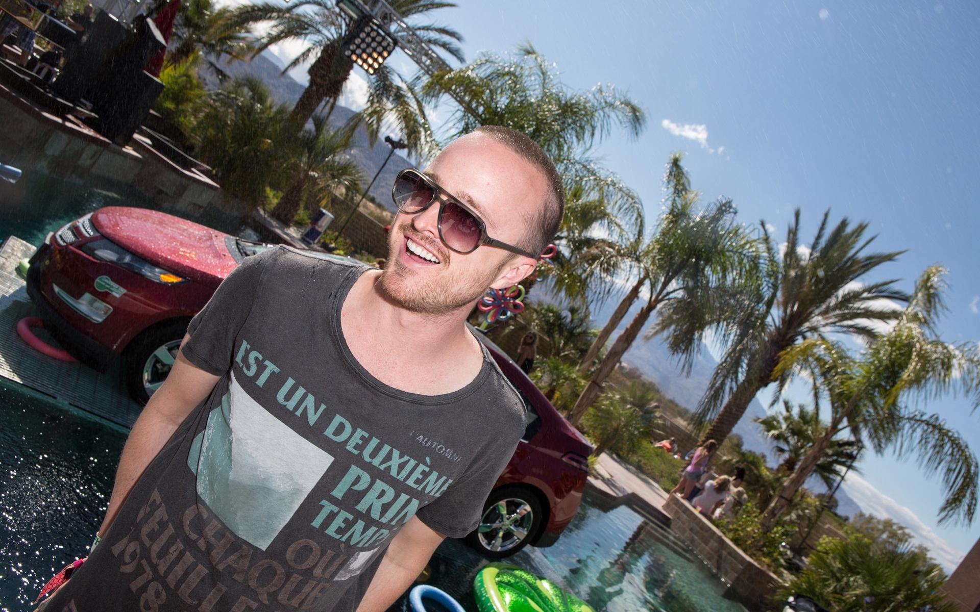 Картинки Aaron paul, актер, улыбка, природа, очки фото и обои на рабочий стол