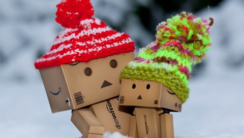 Danboard, картонные роботы, шляпы, снег