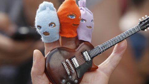 Рука, игрушки, гитара