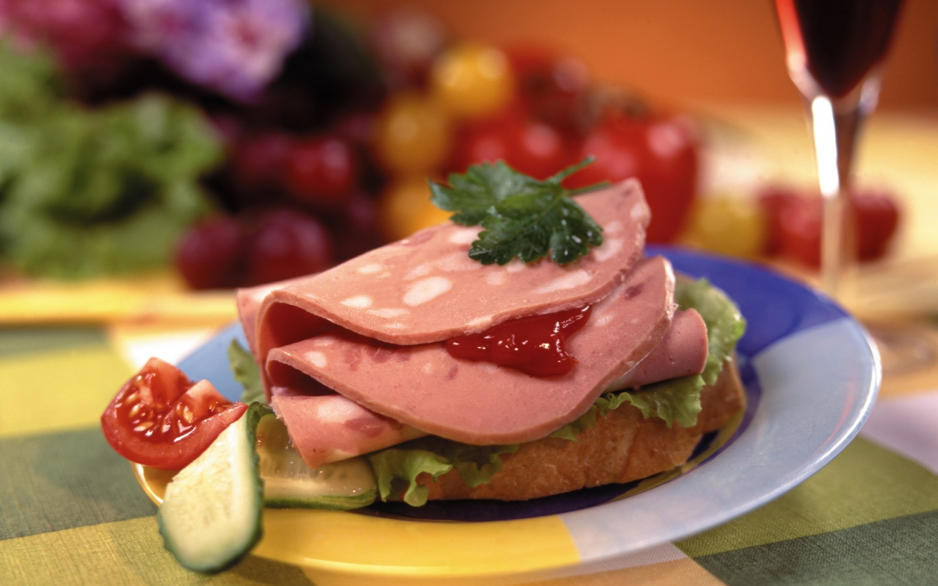 Картинки Сэндвич, мясо, огурцы, помидоры фото и обои на рабочий стол
