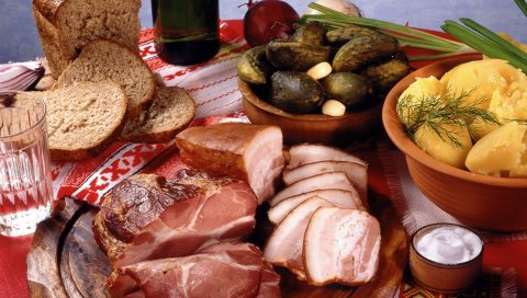 Мясо, хлеб, овощи, соленые огурцы