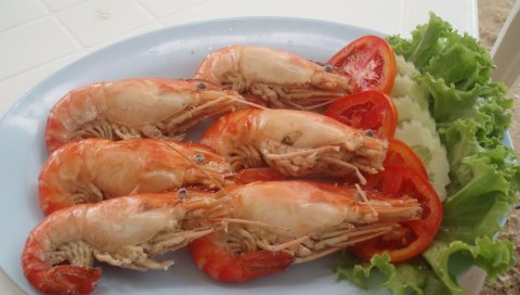 Креветки, салат, помидор