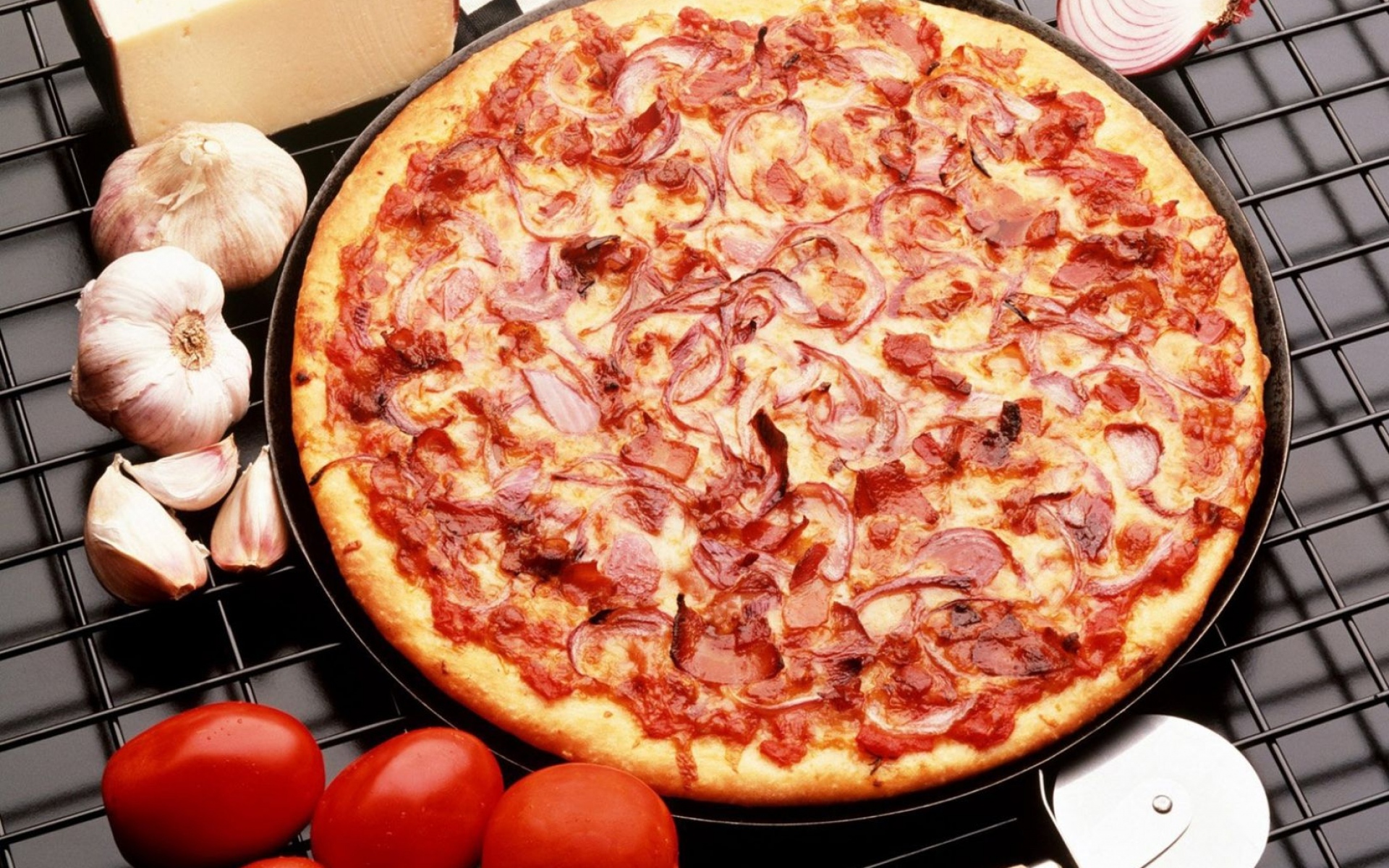 Картинки Пицца, колбаса, лук, помидоры, чеснок фото и обои на рабочий стол