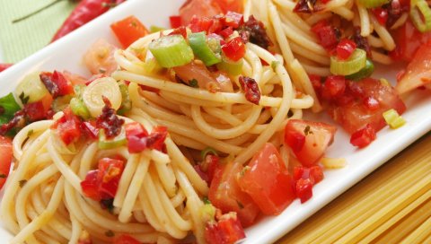 Макароны, овощи, соус
