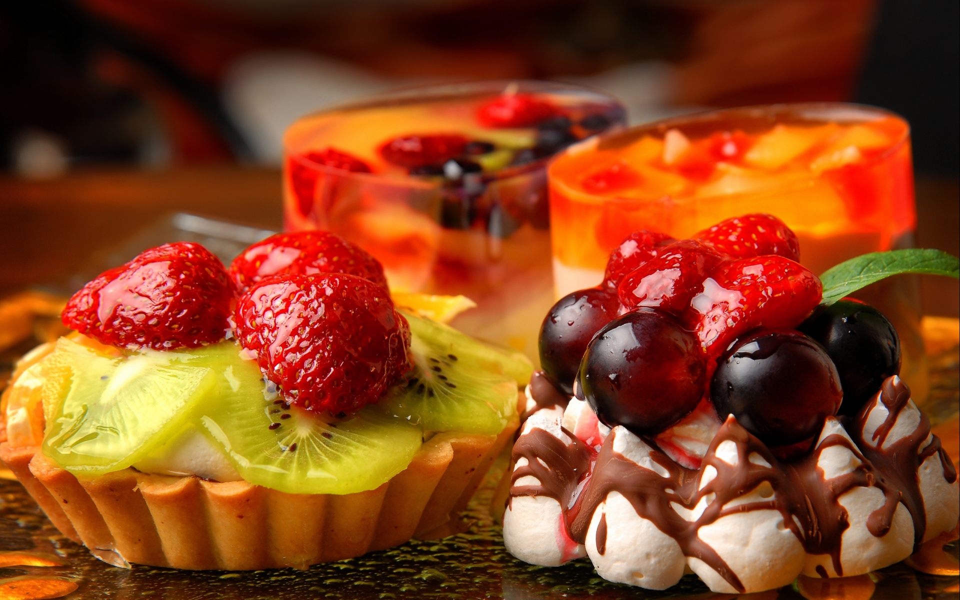 Картинки Торты, сладости, ягоды, сливки, сироп фото и обои на рабочий стол