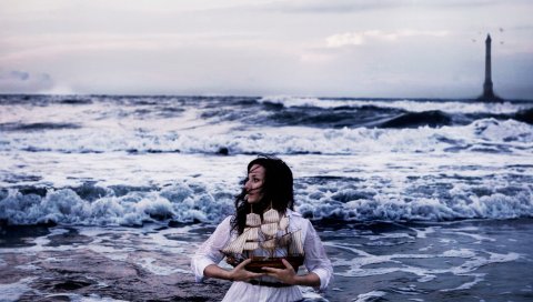 Корабль, девушка, море, волны, маяк