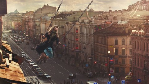 Девушка, город, качели, полет