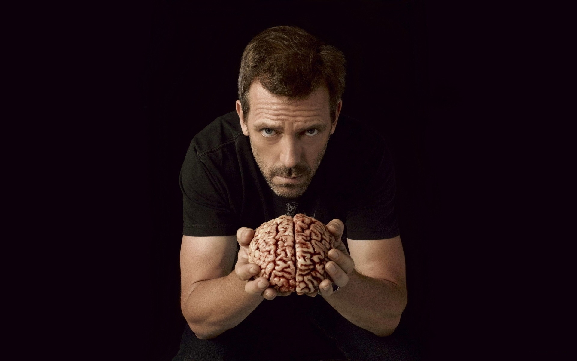 Картинки Dr house, hugh laurie, мозг, руки фото и обои на рабочий стол