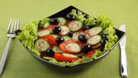 Салат, помидоры, оливки, овощи