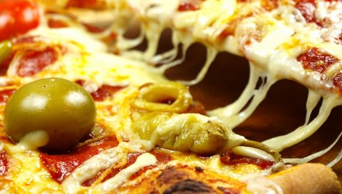 Пицца, оливки, сыр, овощи, кусок