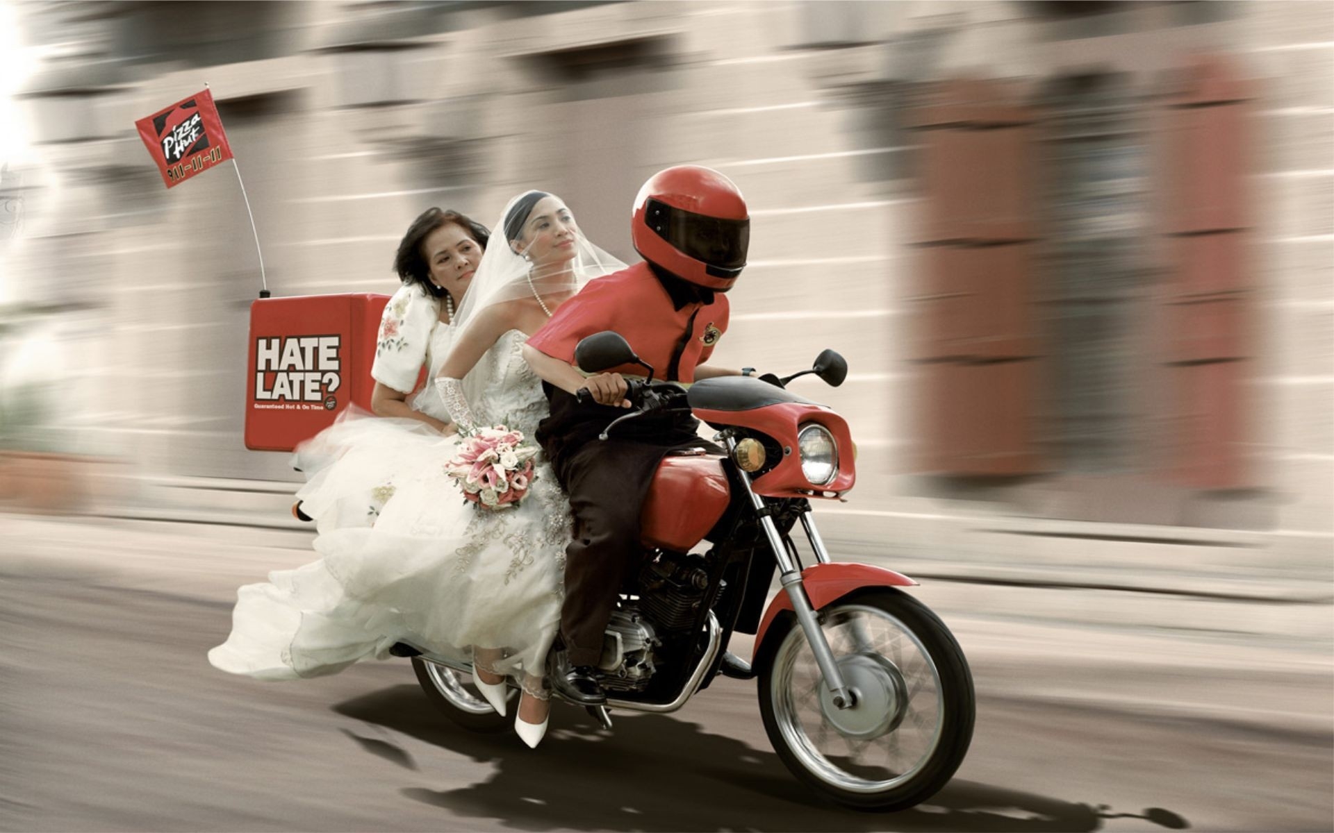 Картинки Pizza hut ad, motorcycle, people, speed фото и обои на рабочий стол