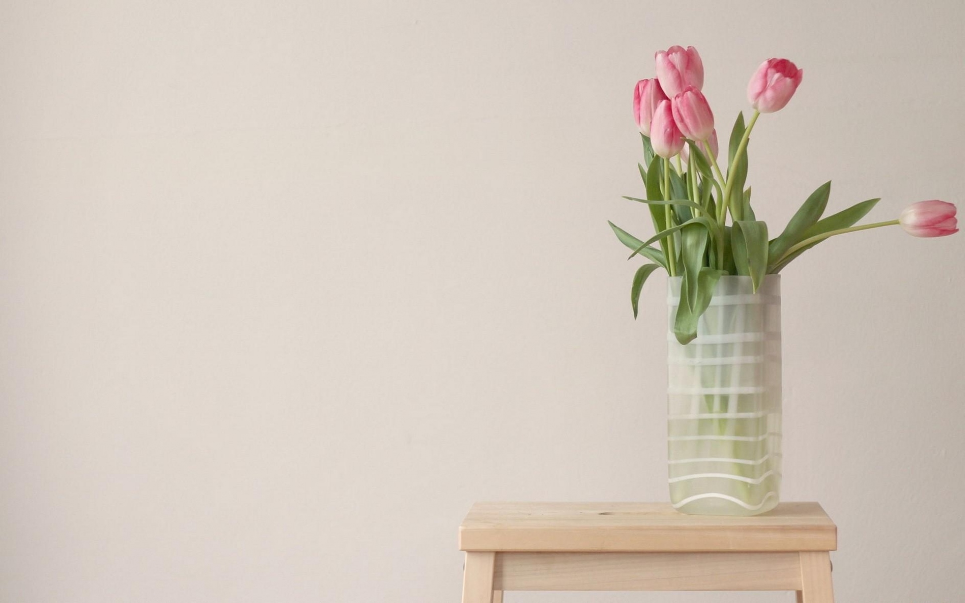 Картинки Тюльпаны, букет, ваза, стул фото и обои на рабочий стол