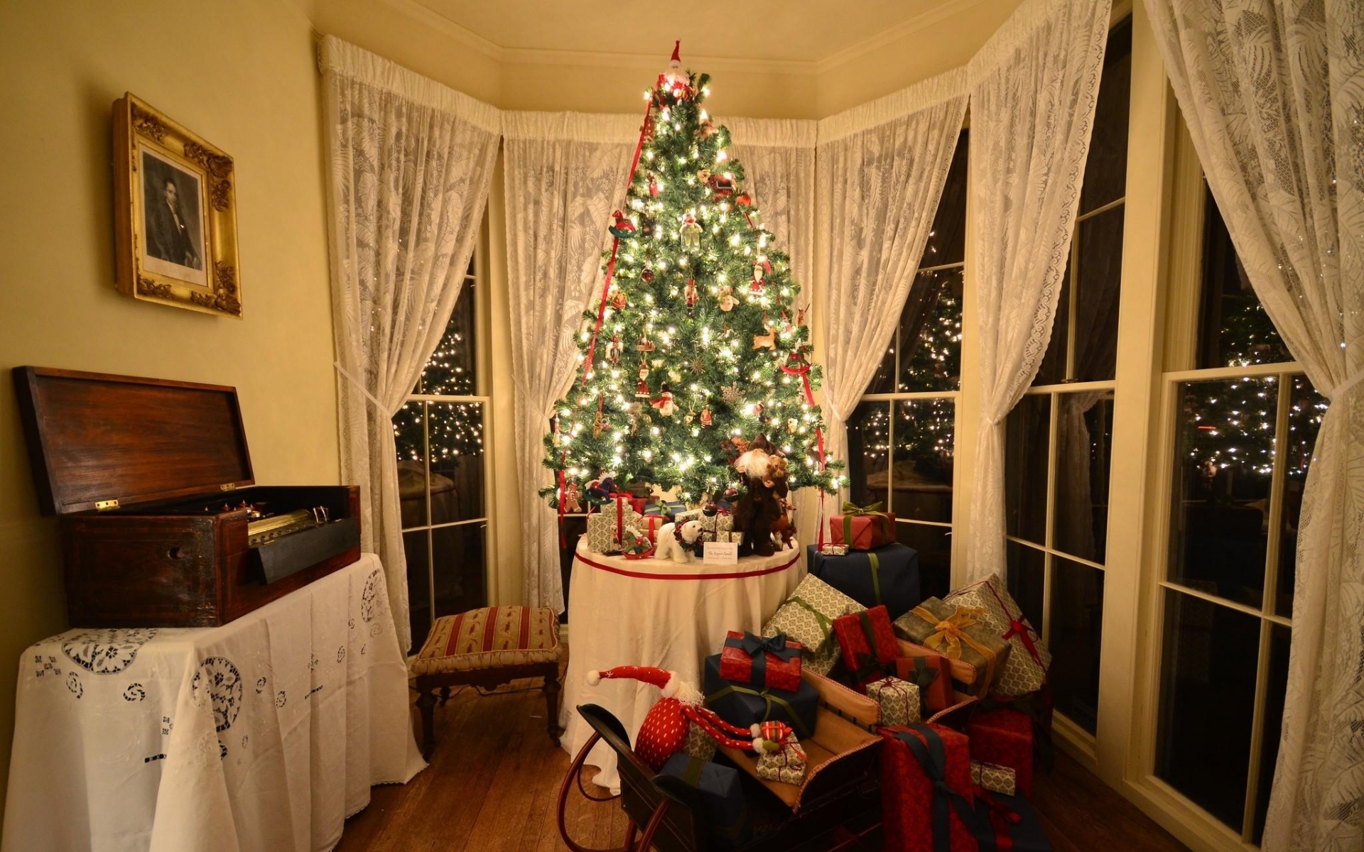 Картинки Рождественская елка, подарки, сани, квартиры фото и обои на рабочий стол