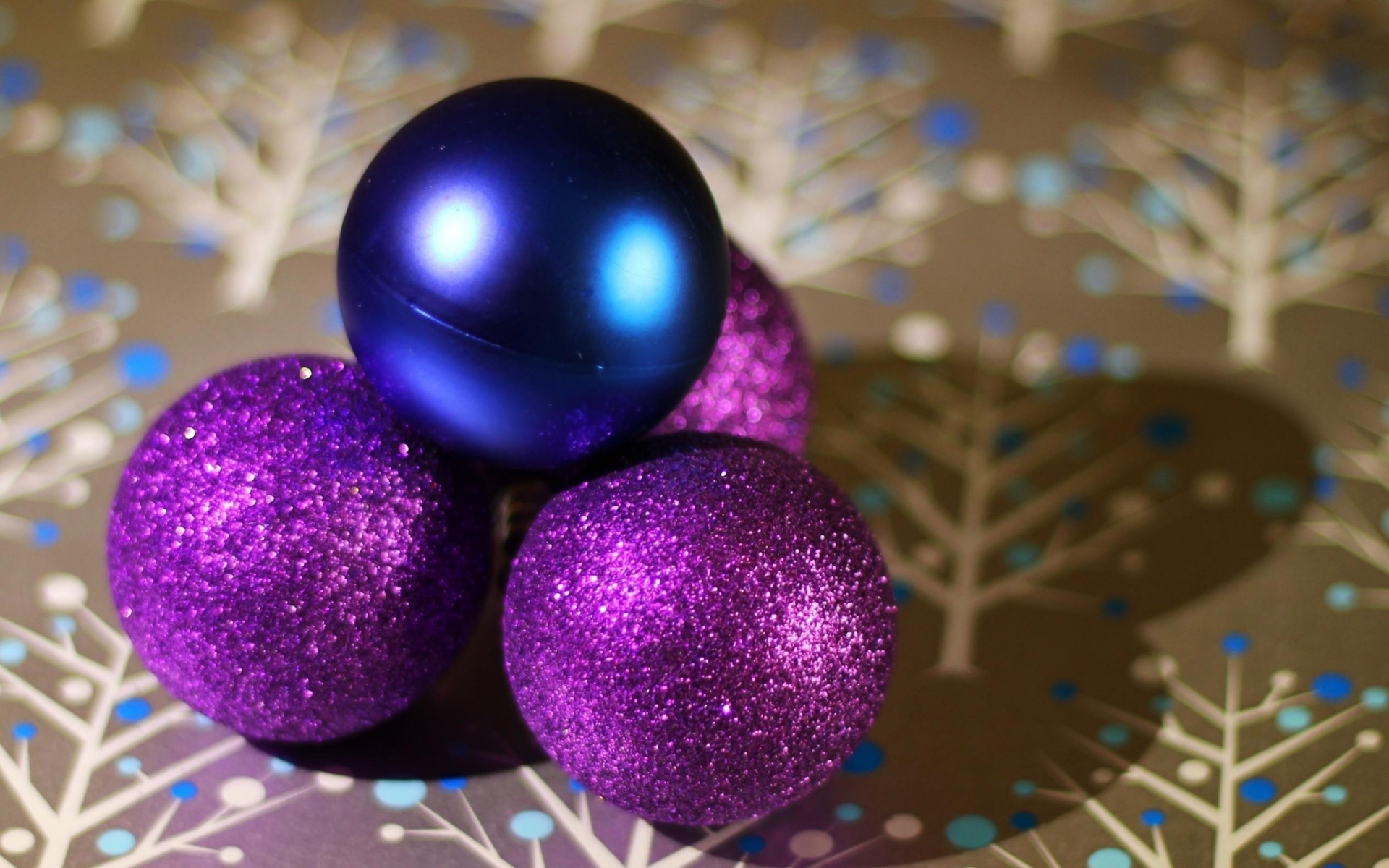 Картинки Рождественские украшения, шары, блестки, поверхность, тень фото и обои на рабочий стол