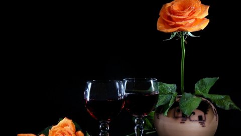 Розы, капли, их очки, вино, черный фон