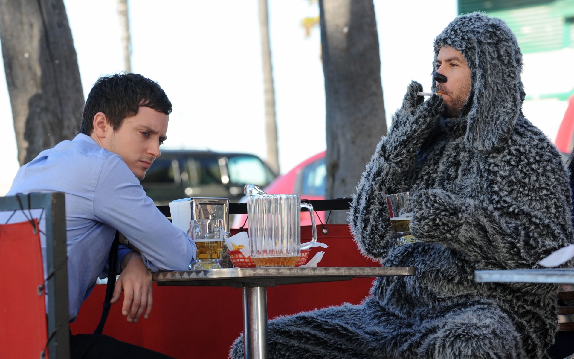 Картинки Wilfred, elijah wood, ryan newman, jason gann, кофе, разговор фото и обои на рабочий стол