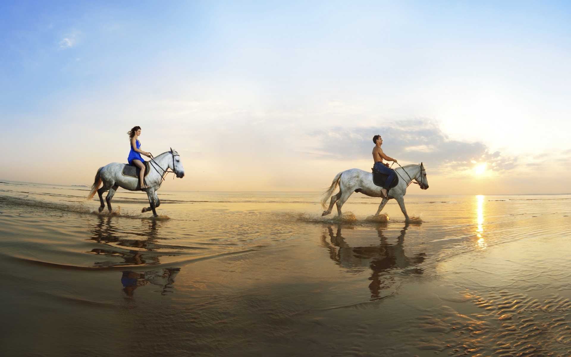Картинки Девушка, мальчик, ходьба, пляж, лошади, море, песок, отражение фото и обои на рабочий стол
