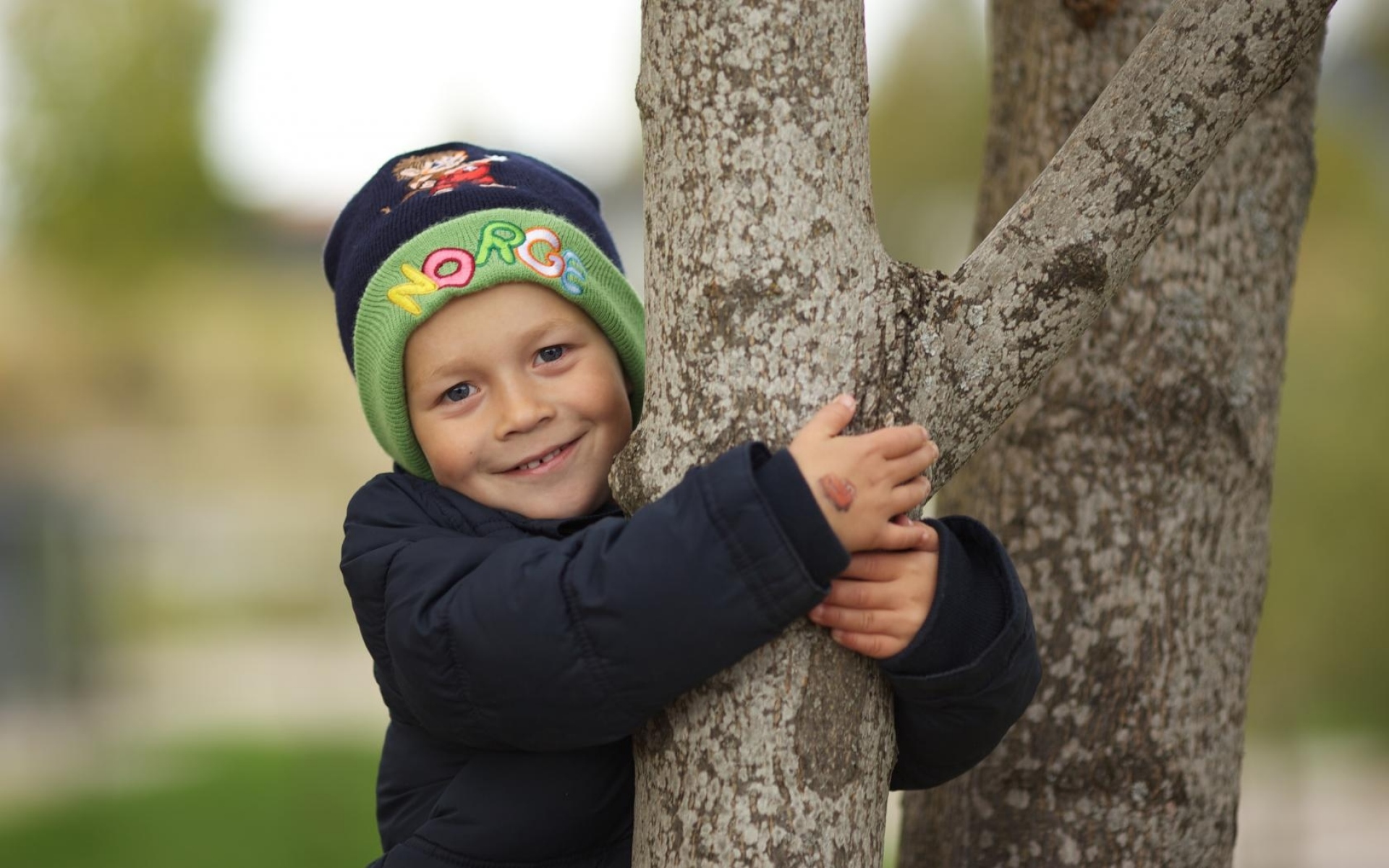 Мальчик обнимает дерево