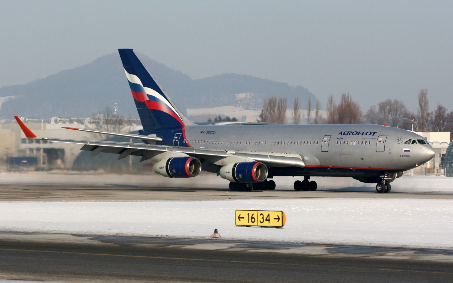 Картинки Ra-96015, самолет, аэрофлот, взлетно-посадочная полоса фото и обои на рабочий стол