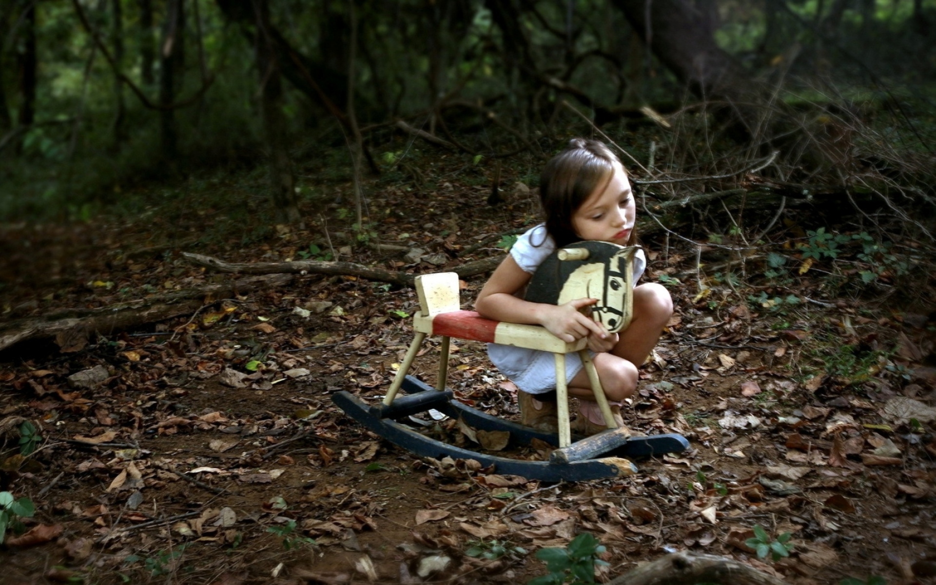 Включи девочку в лесу. Девочка в лесу. Детская игрушка в лесу. Куст для детей. Девочка в кустах в лесу.