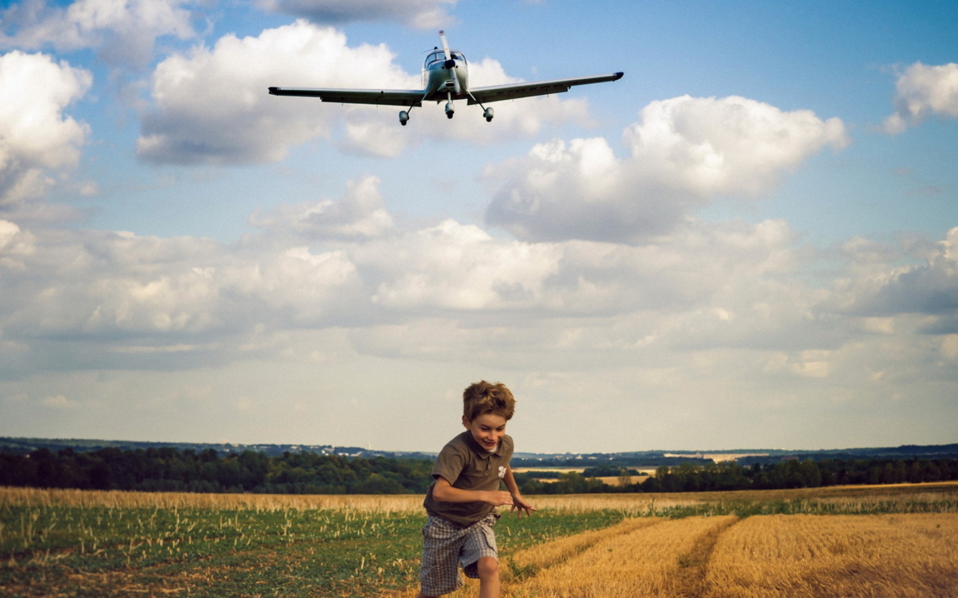 Картинки Мальчик, самолет, трава, ребенок фото и обои на рабочий стол