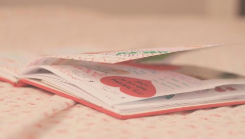 Ноутбук, книги, картинки