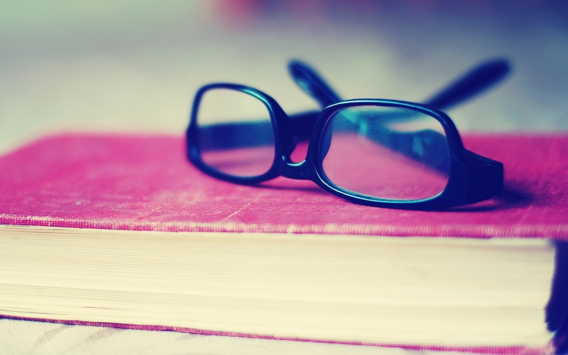 Картинки Очки, книги, стол, обложка фото и обои на рабочий стол