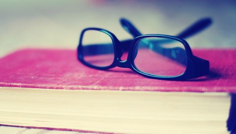 Очки, книги, стол, обложка