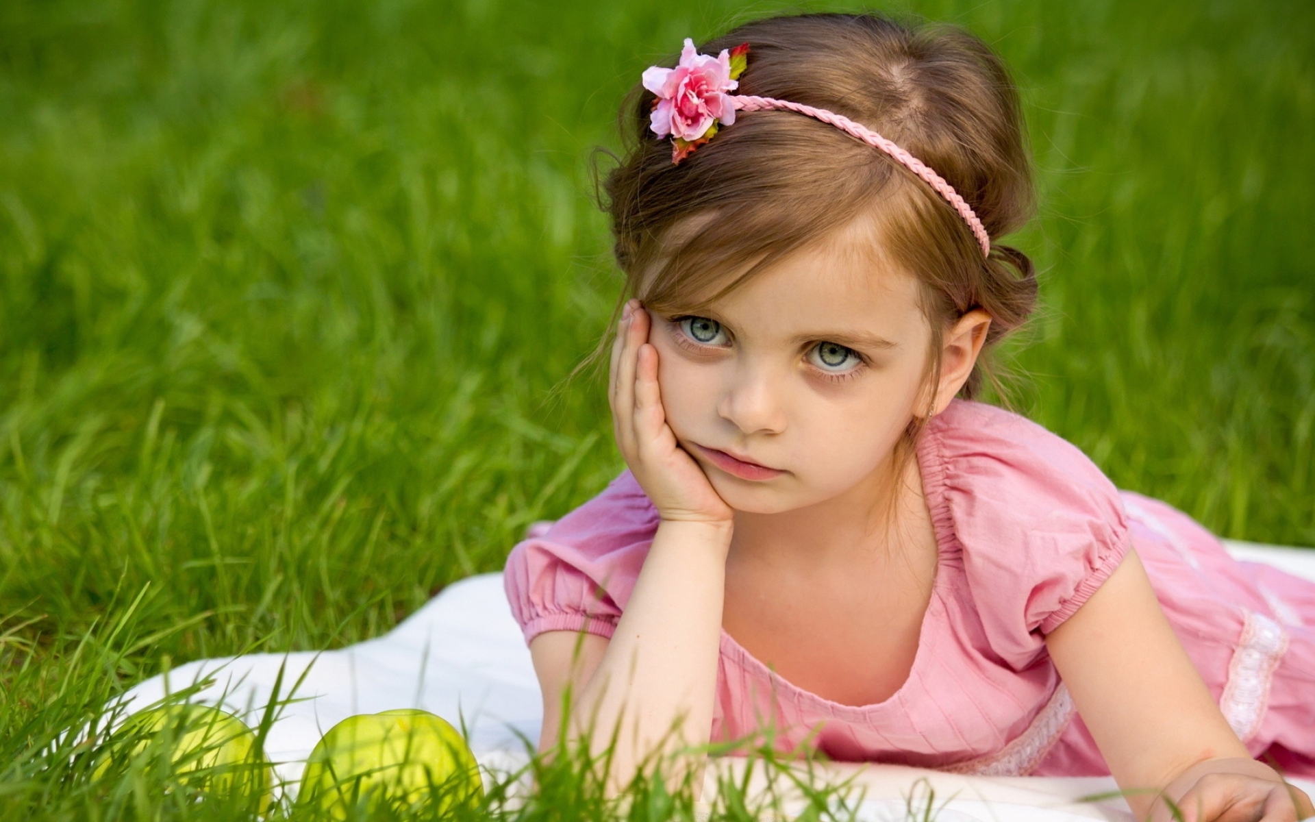 Картинки Девушка, ребенок, яблоки, трава, ложь, недовольство фото и обои на рабочий стол