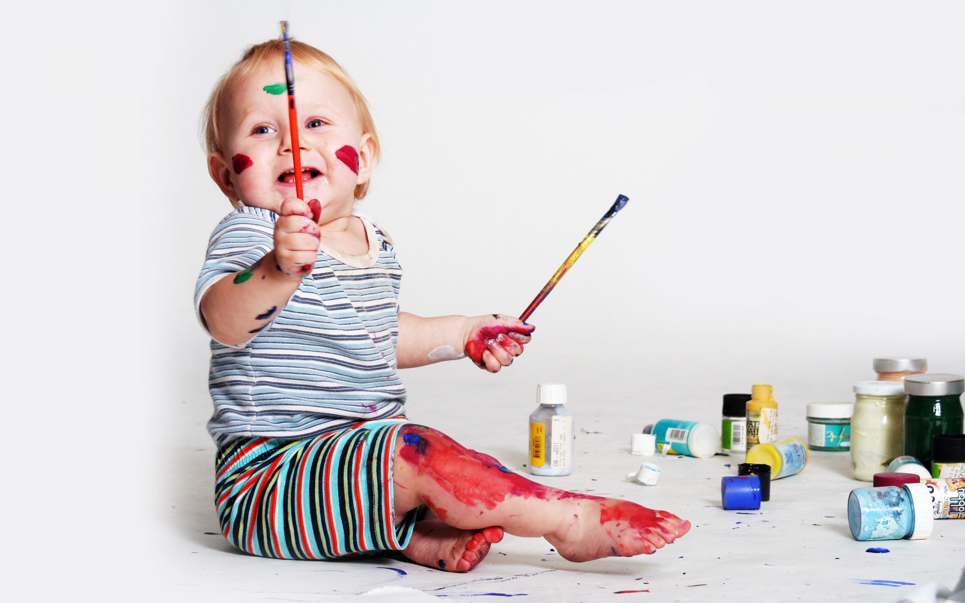 Картинки Ребенок, кисть, краска, развлечения фото и обои на рабочий стол