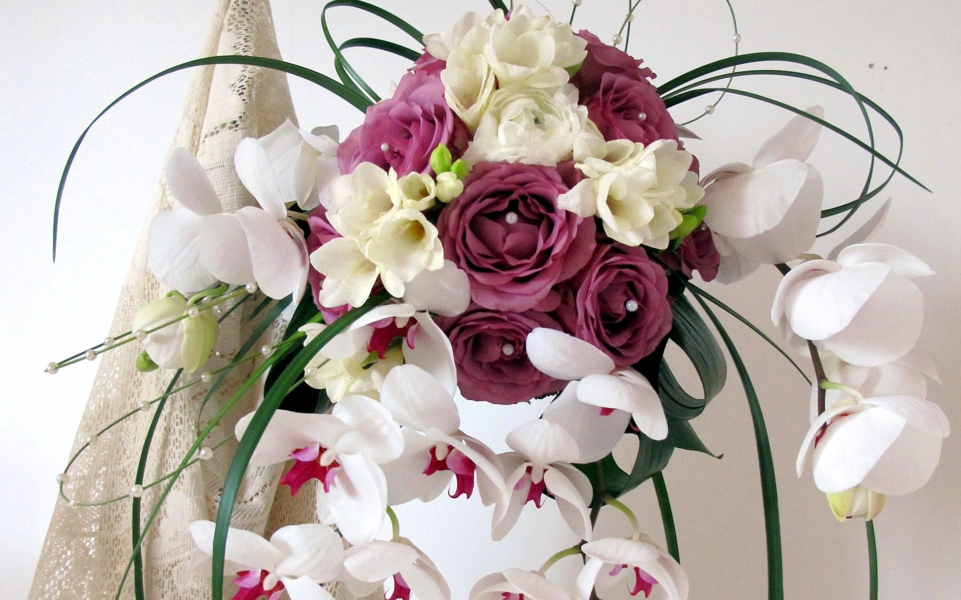 Букет цветов «орхидеи и розы»