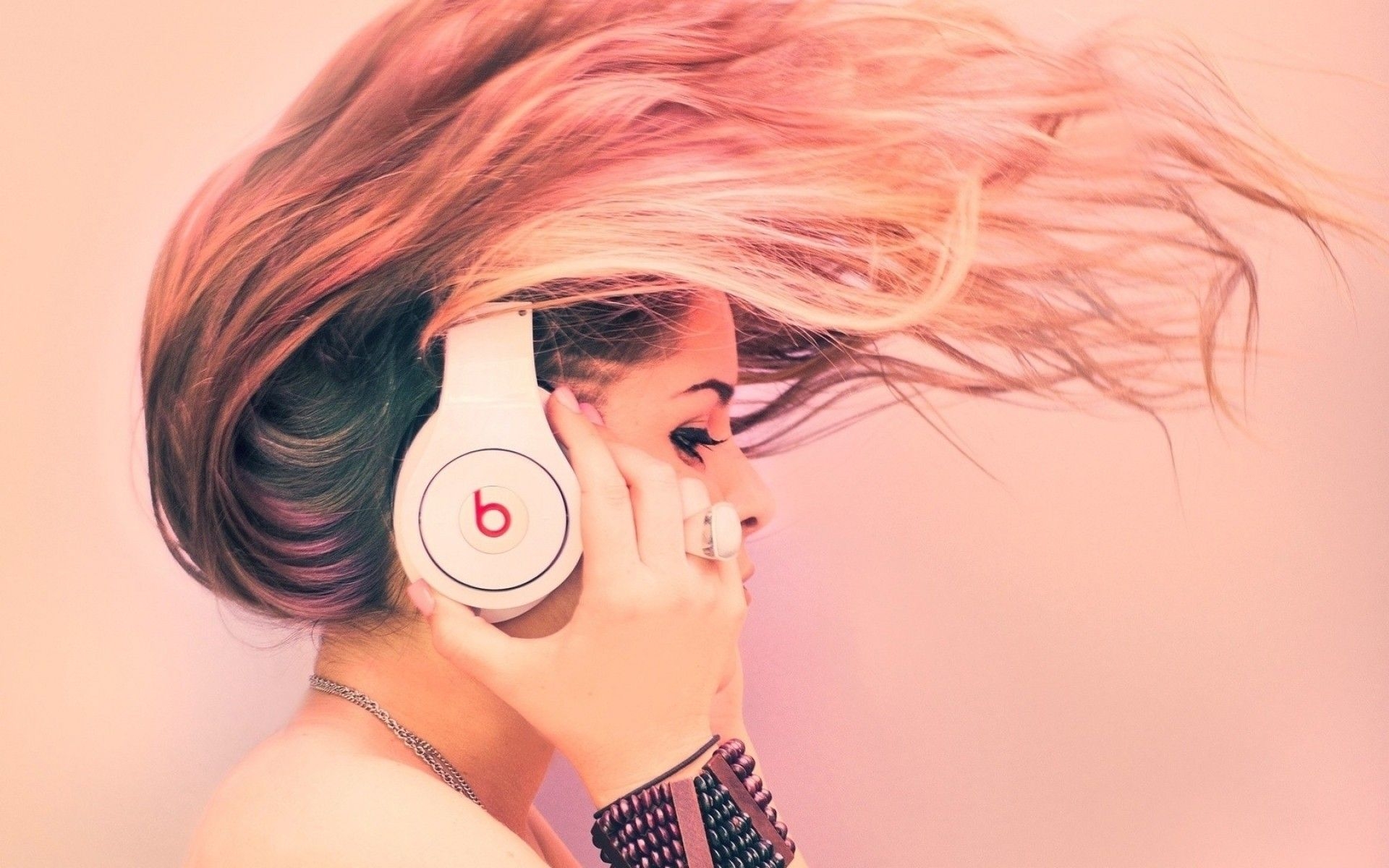 Картинки Dr dre, удары монстра, наушники, девушка фото и обои на рабочий стол